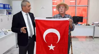 80 Yaşındaki Hasan Dede'nin Bayrak Şiiri Başkanı Duygulandırdı