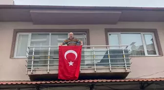 Bayrak Asan Dayı Cumhuriyetin 100. Yılında Türk Bayrağı Astı