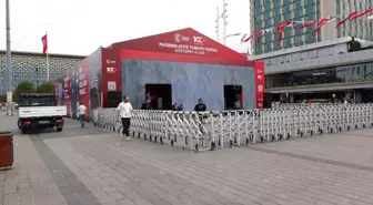 Taksim Meydanı'nda 29 Ekim Cumhuriyet Bayramı kutlamaları için hazırlıklar sürüyor
