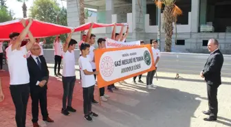 Anamur'da öğrenciler Kaymakam Bozdemir'e Türk bayrağı sundu