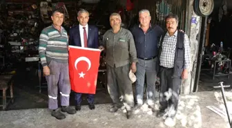 Başkan Kaplan, minibüsçü ve sanayi esnafına bayrak dağıttı