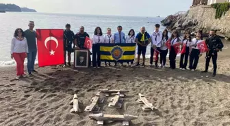 Zonguldak'ta Mehmet Çelikel Lisesi öğrencileri deniz altında Türk bayrağı açtı