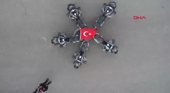Diyarbakır'da Motosikletli Yunus Polislerden Cumhuriyet'in 100. Yılına Özel Gösteri