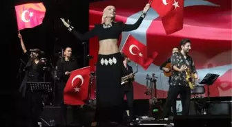 Gülşen, Eskişehir'de Cumhuriyet Bayramı kutlamalarında sahne aldı