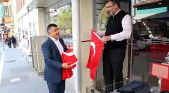 Havza'da vatandaşlara bayrak dağıtıldı