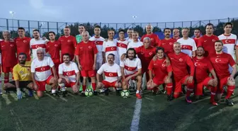 İstanbul Anadolu Adliyesi'nde düzenlenen futbol turnuvasının finalinde şöhretler maçı oynandı