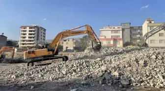 Kahramanmaraş'ta ağır hasarlı binaların kontrollü yıkımı devam ediyor