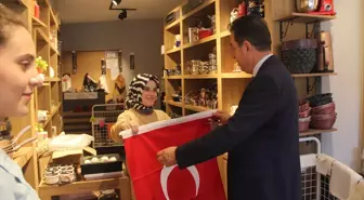 Oğuzlar Belediye Başkanı Esnafa Türk Bayrağı Dağıttı