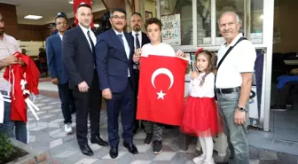 Şehzadeler Belediyesi, Cumhuriyet Bayramı için 2 bin 500 Türk bayrağı dağıttı