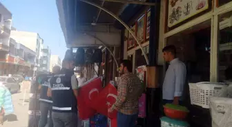 Şanlıurfa'da Cumhuriyetin 100. yılı nedeniyle esnafa Türk bayrağı dağıtan zabıta amiri bıçaklandı