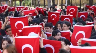 Gazi Mesleki ve Teknik Anadolu Lisesi Öğrencilerine 1000 Türk Bayrağı Dağıttı