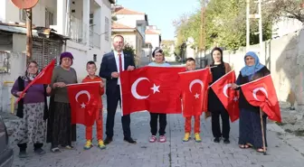 Havza Yeni Mahalle Muhtarı Şahin, mahallede Türk bayrağı dağıttı