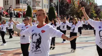 Safranbolu'da 100 Kişi Aynı Anda Zeybek Oynadı