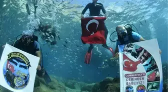 Dalgıçlar Cumhuriyet Bayramı'nı denizin altında kutladı