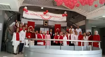 Kayseri'de sağlık çalışanları Cumhuriyet'in 100 yılında Aile Sağlık Merkezi'ni kırmızı beyaza bürüdü