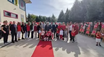 Sakarya'da Geri Dönüşüm Malzemelerinden Yapılan 100 Türk Bayrağı Sergilendi