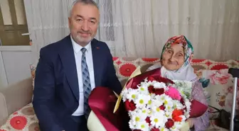 19 Mayıs Belediye Başkanı Osman Topaloğlu, Cumhuriyet'in 100. yılına şahitlik eden vatandaşları evlerinde ziyaret etti