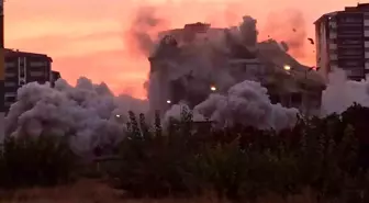 Malatya'da ağır hasarlı 13 katlı bina patlayıcı kullanılarak yıkıldı