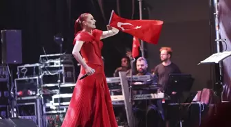 Candan Erçetin, Cumhuriyet'in 100. yılı kutlamaları kapsamında Ankara'da konser verdi