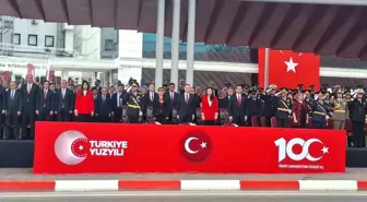 İstanbul Valisi Davut Gül, Cumhuriyetin 100. yıl dönümü kabul töreninde tebrikleri kabul etti