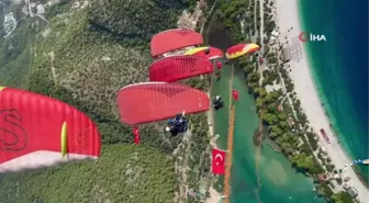 Fethiye'de Üniversite Öğrencileri Türk Bayraklarıyla Yamaç Paraşütü Yaptı