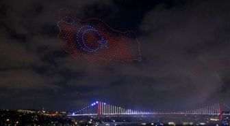 İstanbul Boğazı'nda Cumhuriyet'in 100. yılı kutlandı