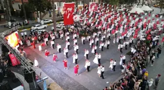 Kuşadası Kent Konseyi, Cumhuriyetin 100. yılını vals gösterisiyle kutladı