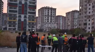 Malatya'da depremden etkilenen 13 katlı bina patlayıcı kullanılarak yıkıldı