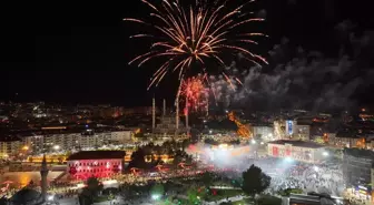 Sivas'ta Cumhuriyet Yürüyüşü ve Havai Fişek Gösterisi Düzenlendi