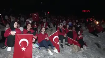 Antalya'da 'Cumhuriyet' coşkusu; Mete Gazoz, sönmeyen ateşle ok yakıp, atış yaptı