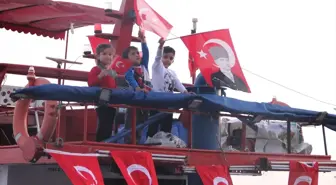 Tekirdağlı Balıkçılar Cumhuriyet Bayramı'nda Denizde Tur Attı