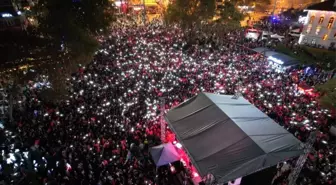 Bandırma'da Feridun Düzağaç konseriyle Cumhuriyet Bayramı kutlamaları taçlandı