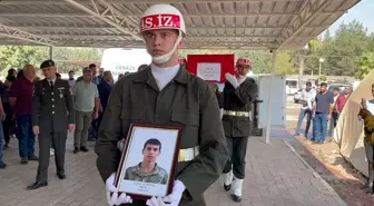 Askerlik görevini yapan Muharebe Er Eyüp Uzuntaş son yolculuğuna uğurlandı
