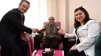 Manisa Valisi Enver Ünlü ve eşi Sema Ünlü, 100 yaşına giren Ayşe Kocaman'ın yeni yaşını kutladı