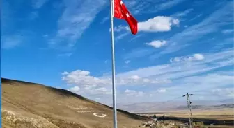 Çıldır Belediyesi Viyadüğe Dev Türk Bayrağı Astı