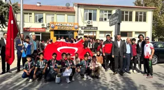 Elazığ'da '100. yılında Cumhuriyet' yarışmasında dereceye giren öğrencileri ödüllendirdi