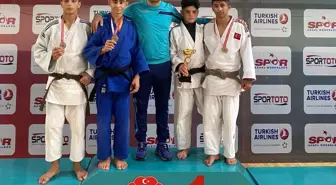 Ankara'da düzenlenen '29 Ekim İller Arası Cumhuriyet Kupası Judo Şampiyonası'nda Sivaslı sporcular derece yaptı