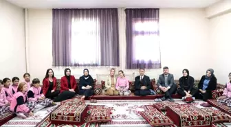 Ağrı Valisi Mustafa Koç'un eşi Neslihan Gül Koç, kız öğrencilere rol model oluyor