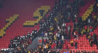 Göztepe-Altay derbisinde sahaya atlayan kişiye vuran polis memurları hakkında soruşturma başlatıldı