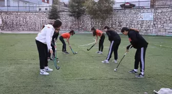 Amasya Plevne Ortaokulu Açık Alan Kız Hokey Takımı Üçüncü Kez Şampiyonluk İçin Hazırlanıyor