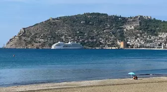 Bahama bayraklı kruvaziyer Alanya'ya geldi