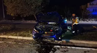 Samsun'da ağaca çarpan otomobilde 3 kişi yaralandı