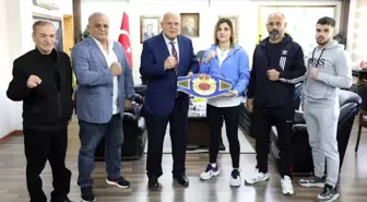 Bayburtlu Milli Sporcu Elif Nur Turhan, Belediye Başkanı Hükmü Pekmezci'yi Ziyaret Etti