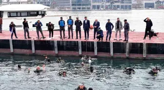 Haliç'te Cumhuriyetin 100. Yılı için su altı dalışı: Engelli dalış kulübü öğrencileri denizde Türk bayrağı açtı