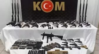 İzmir'de silah operasyonu: 42 tabanca ve Uzi ele geçirildi