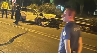 İzmir'de Ters Yöne Giren Motosikletle Otomobil Çarpıştı: 2 Ölü, 1 Yaralı