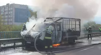 Manisa'da seyir halindeki kamyonet yanarak kullanılamaz hale geldi
