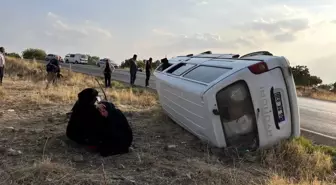 Kilis'te tarım işçilerini taşıyan minibüs devrildi, 2 kişi yaralandı