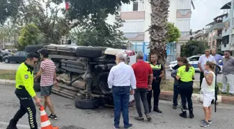 Antalya'da kontrolsüz kavşakta otomobil ile kamyonet çarpıştı