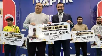 Elazığ Belediyesi Yüzyılın Hamlesi Satranç Turnuvası'nda dereceye giren sporcuları ödüllendirdi